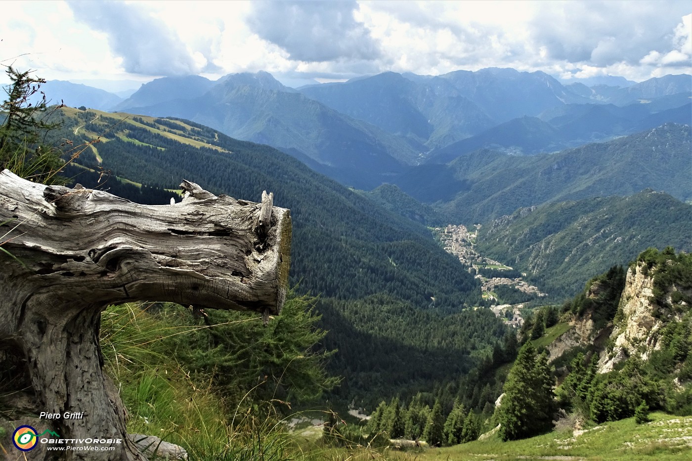 59 Salendo in Pizzo Badile vista sulla valle di Piazzatorre.JPG